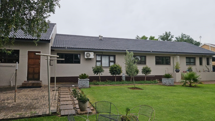 4 Bedroom Property for Sale in Pellissier Free State